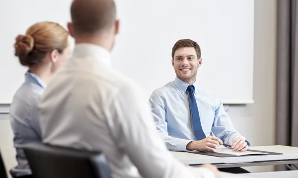 Grupp av leende företagare i office — Stockfoto