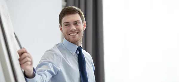 Sonriente hombre de negocios en la presentación en la oficina —  Fotos de Stock