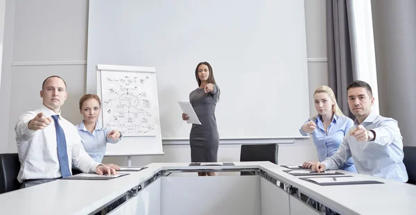 Groep ondernemers vinger wijzen naar u — Stockfoto