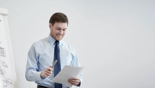 Biznesmen uśmiechający się na prezentacji w biurze — Zdjęcie stockowe