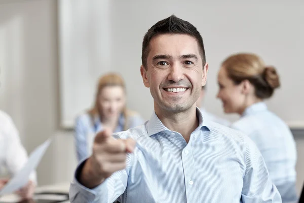 Grupo de empresarios sonrientes reunidos en el cargo — Foto de Stock