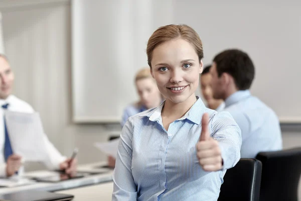 Groep van Glimlachende zakenmensen bijeenkomst in office — Stockfoto