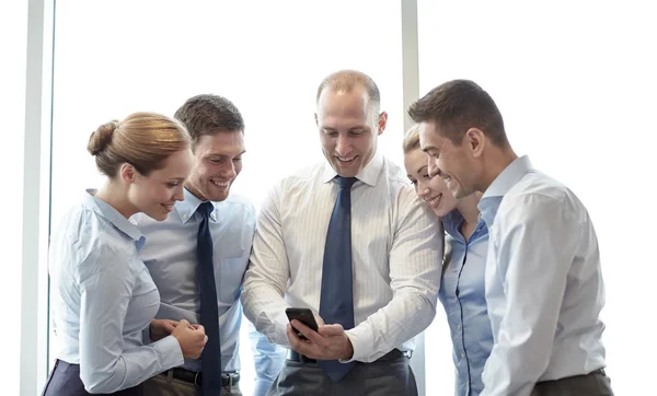 Gente de negocios con smartphone y smartphones — Foto de Stock
