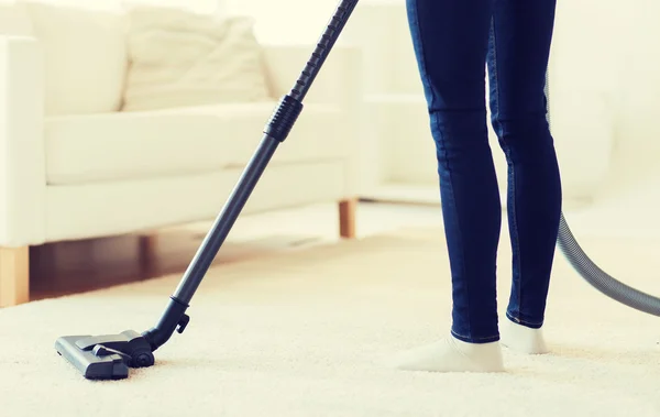 Kadın bacak elektrikli süpürge evde ile yakın çekim — Stok fotoğraf