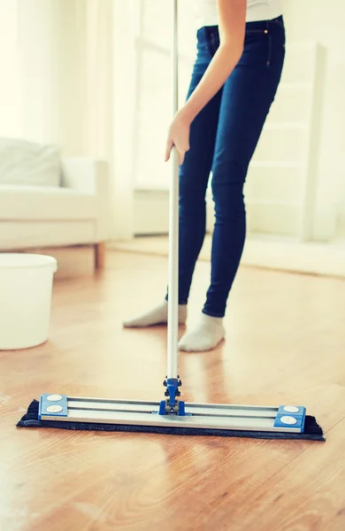 Κοντινό πλάνο γυναίκα με σφουγγαρίστρα καθαρίζοντας πάτωμα στο σπίτι — Φωτογραφία Αρχείου