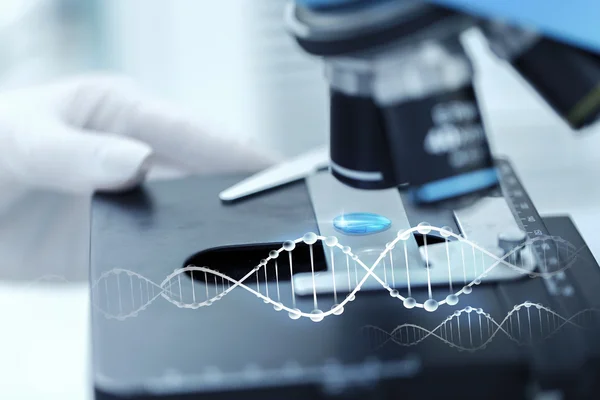 Primer plano de la mano del científico con la muestra de prueba en laboratorio — Foto de Stock