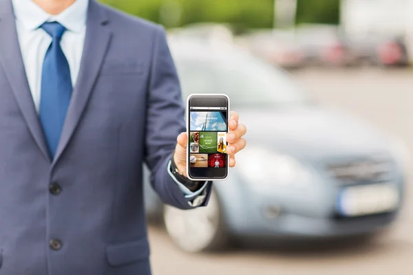 Primo piano di uomo d'affari con i media smartphone — Foto Stock