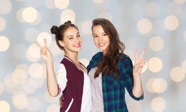 Happy tonårsflickor kramas och visar peace-tecken — Stockfoto