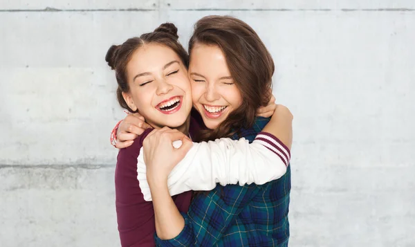 Feliz sonriente bastante adolescente niñas abrazando —  Fotos de Stock