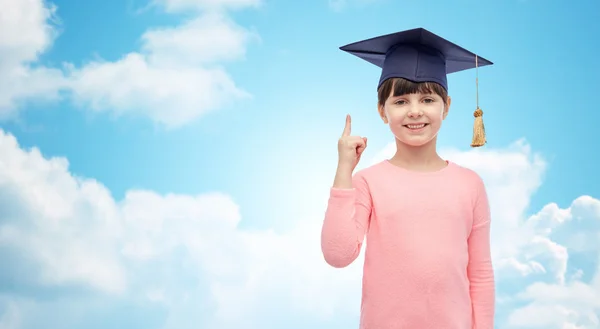 Glad tjej i bachelor hatt eller mortarboard — Stockfoto