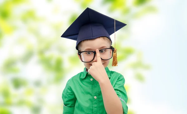 Felice ragazzo in cappello da scapolo e occhiali — Foto Stock