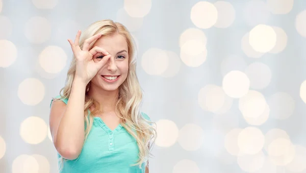 Ung kvinna gör ok hand gest — Stockfoto