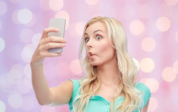 Legrační mladá žena selfie s smartphone — Stock fotografie