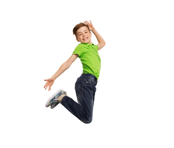 Улыбающийся мальчик, прыгающий в воздух — стоковое фото