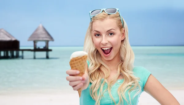 Glückliche Frau mit Sonnenbrille und Eis am Strand — Stockfoto