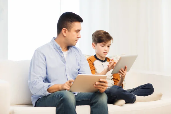 Pai e filho com tablet pc em casa — Fotografia de Stock