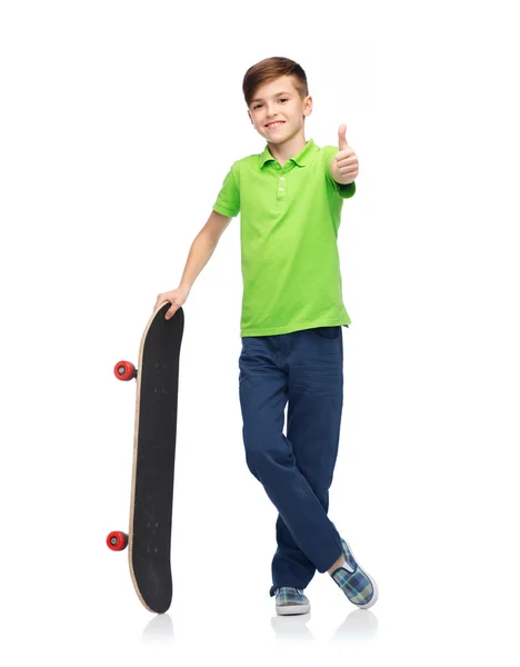 Glücklicher Junge mit Skateboard — Stockfoto