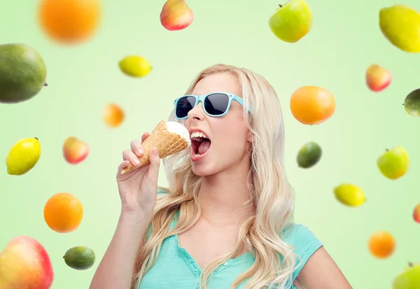 Gelukkig jonge vrouw in zonnebril eten van ijs — Stockfoto