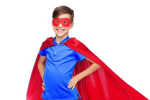 Niño feliz en capa de superhéroe rojo y máscara — Foto de Stock