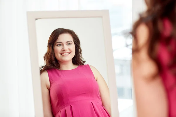 Felice plus size donna in posa a casa specchio — Foto Stock