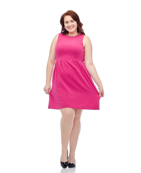 Šťastný mladý plus velikosti žena pózuje v růžových šatech — Stock fotografie