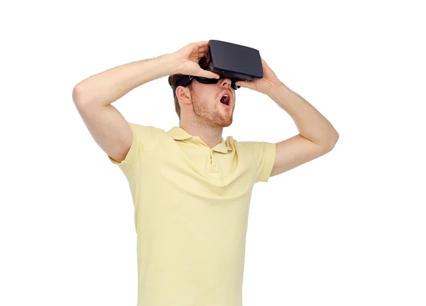 Homem feliz no fone de ouvido realidade virtual ou óculos 3d — Fotografia de Stock