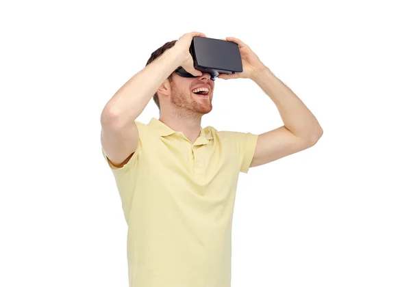 Щасливий чоловік у гарнітурі віртуальної реальності або 3d окулярах — стокове фото