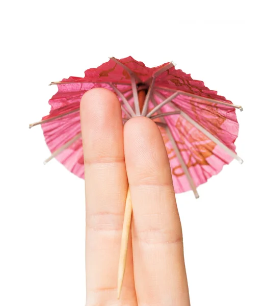 Закрыть два пальца коктейльным зонтиком — стоковое фото