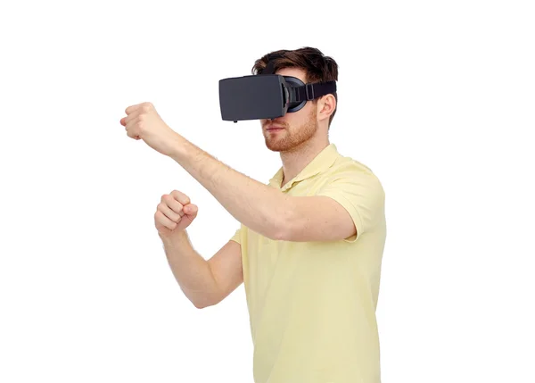 Man in virtuele werkelijkheid hoofdtelefoon of 3D-bril — Stockfoto