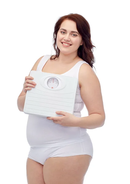 Glückliche junge Plus-Size-Frau mit Waage — Stockfoto