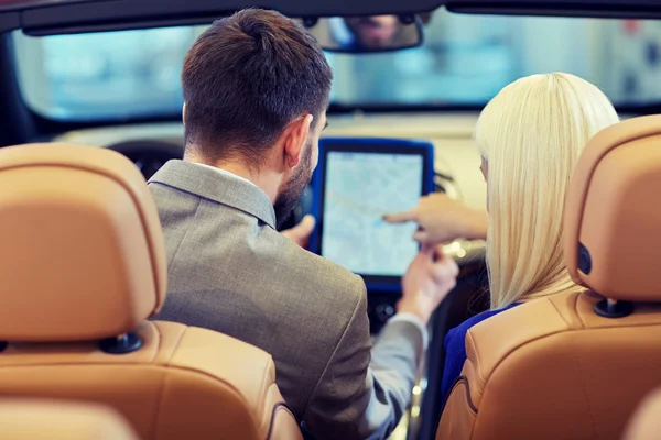 Couple sitting in cabriolet car with tablet pc — Stock Photo, Image