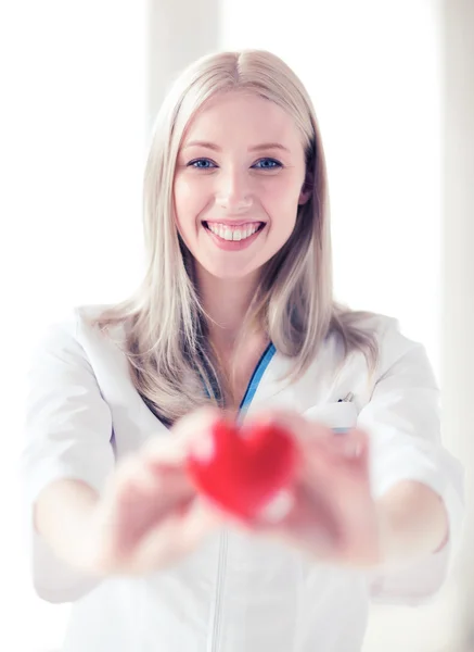 Ženský lékař se srdcem — Stock fotografie