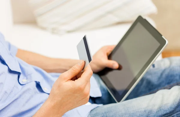 Close-up de homem com tablet pc e cartão de crédito — Fotografia de Stock