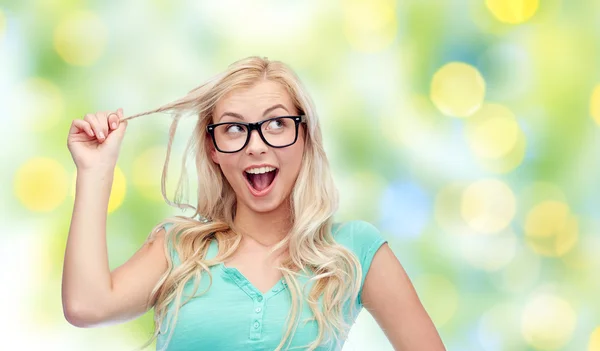 Mujer joven feliz o adolescente en gafas — Foto de Stock