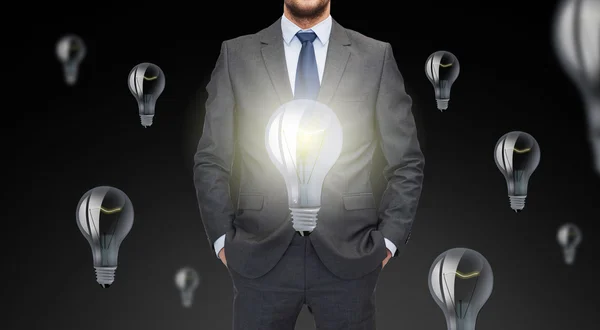 Nahaufnahme eines Geschäftsmannes im Anzug mit Glühbirnen — Stockfoto