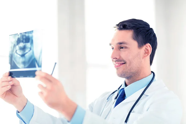 Mannelijke arts of tandarts met x-ray — Stockfoto