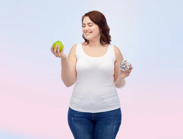 Happy plus size woman choosing apple or donut — Stock Photo, Image