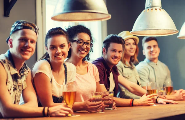 Ευτυχής φίλους πίνοντας μπύρα και κοκτέιλ στο μπαρ — Φωτογραφία Αρχείου