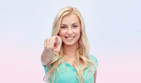 Ευτυχισμένος νεαρή γυναίκα δάχτυλο που δείχνει σε σας — Φωτογραφία Αρχείου