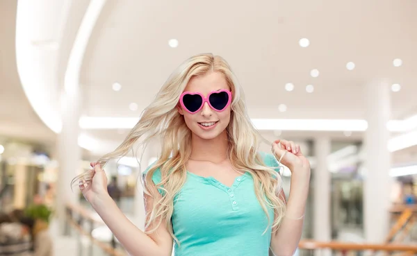 Feliz jovem mulher em forma de coração óculos de sol — Fotografia de Stock
