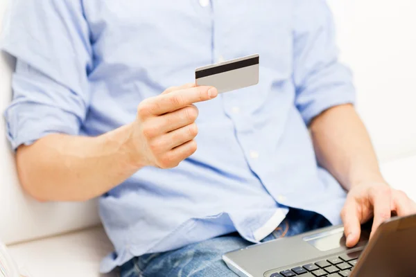 Close up de homem com laptop e cartão de crédito — Fotografia de Stock