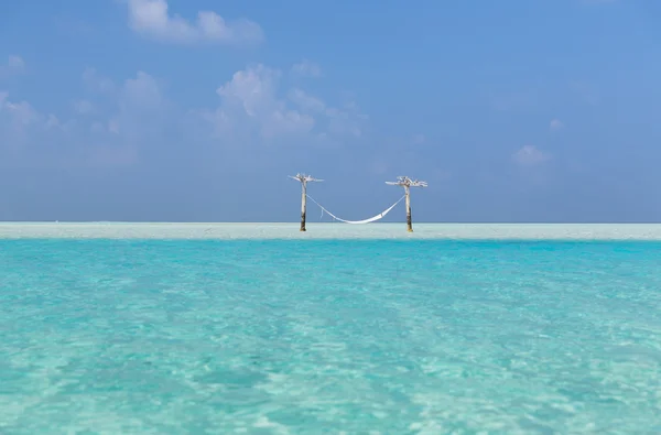 Hamaca en el agua en la playa de las maldivas — Foto de Stock