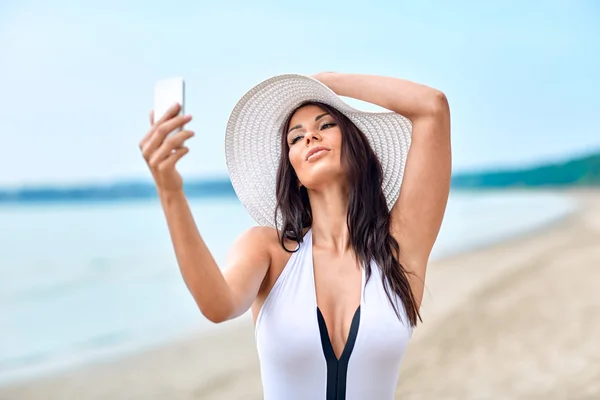 Sorridente giovane donna prendendo selfie con Smartphone — Foto Stock
