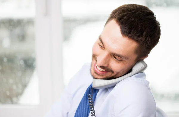 Счастливый бизнесмен звонит по телефону в офис — стоковое фото