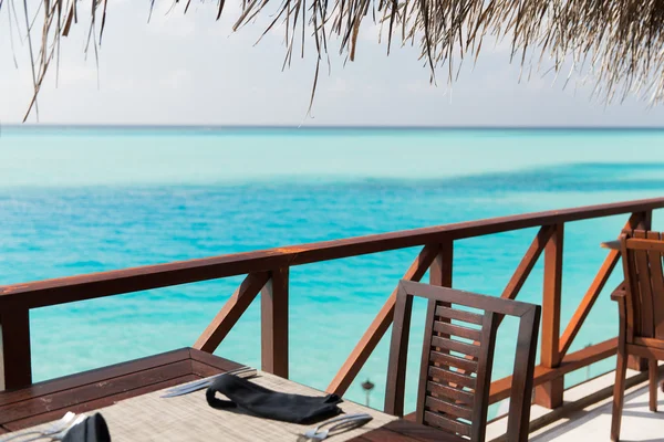 Terraza restaurante al aire libre con muebles sobre el mar —  Fotos de Stock