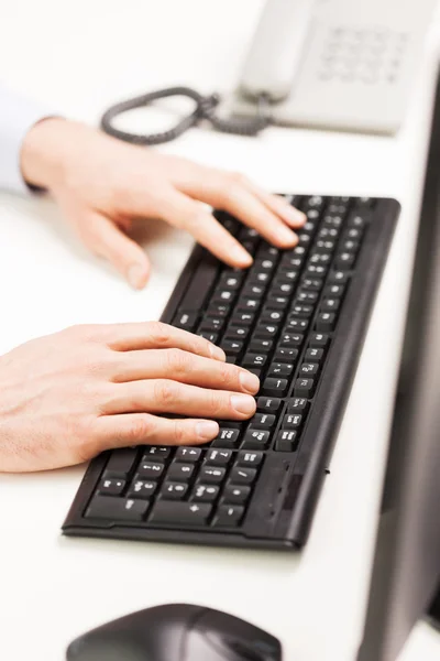 Крупним планом руки бізнесмена, що друкуються на клавіатурі — стокове фото