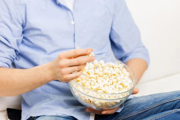 Close up de homem comendo pipocas em casa — Fotografia de Stock