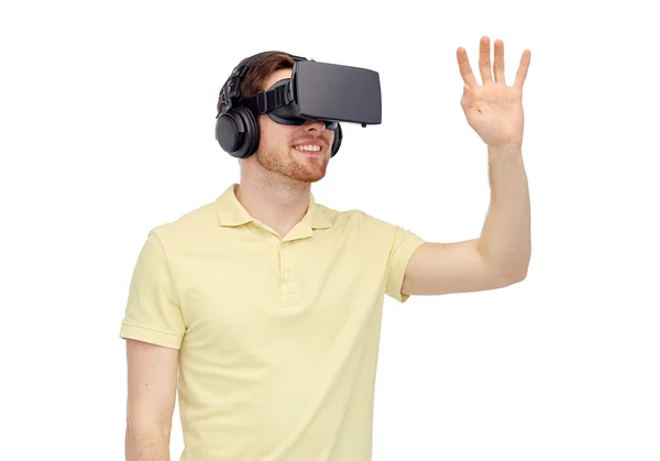 Homem feliz no fone de ouvido realidade virtual ou óculos 3d — Fotografia de Stock