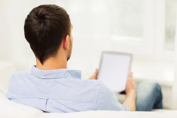 Primer plano del hombre que trabaja con la tableta PC en casa — Foto de Stock