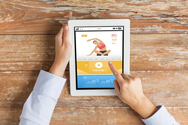 Közelkép a kezét a sport app-ra tabletta pc — Stock Fotó